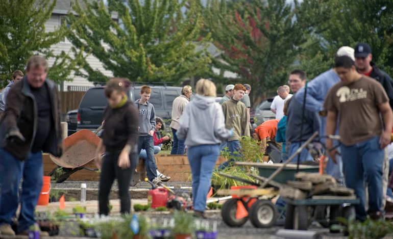 photo of volunteers doing yard work at event